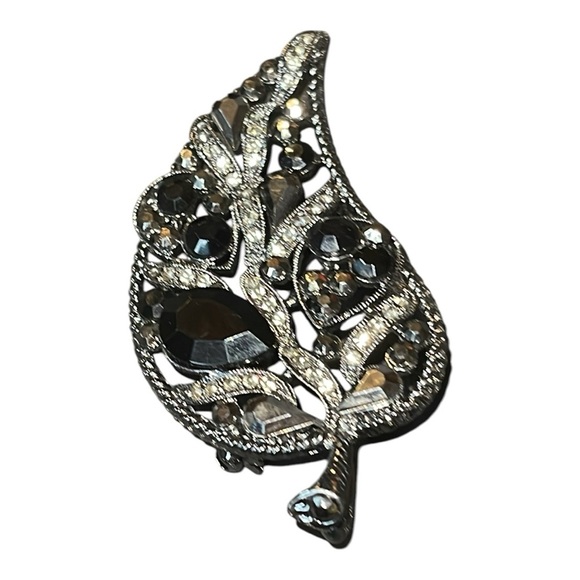 Vintage Elegant Silver and Black Leaf  Rhinestone Brooch - Picture 2 of 6